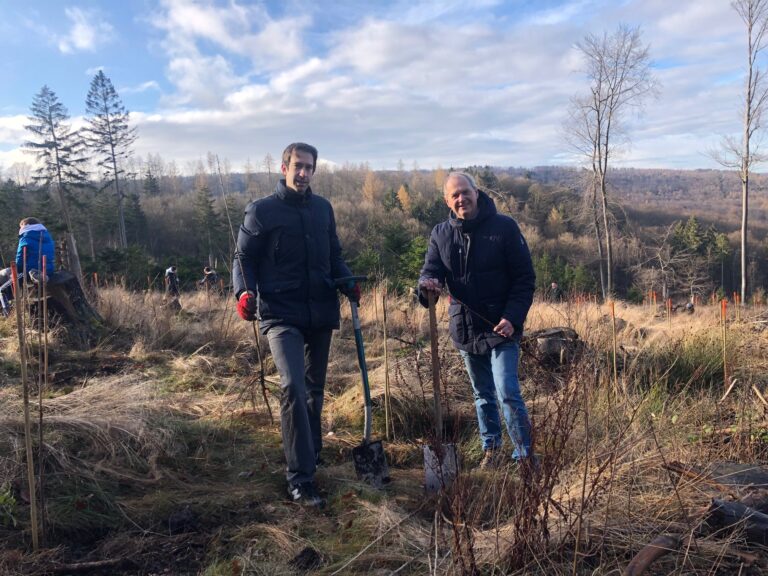 Fritz Güntzler MdB und Bürgermeister Tobias Dannenberg (CDU) bei der Baumpflanzaktion im Mündener Regattawald